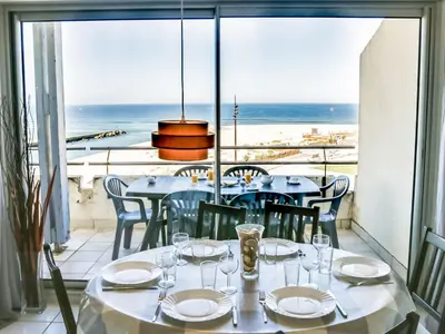 Vue générale sur la mer ou vue sur la mer prise depuis l'appartement