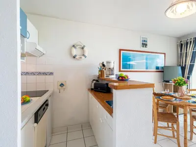 Cuisine ou kitchenette dans l'établissement Apartment Les hauts de la corniche by Interhome