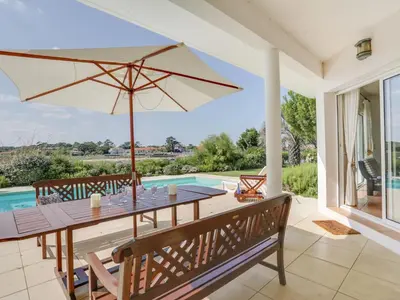 Piscine de l'établissement Holiday Home Les Pinasses by Interhome ou située à proximité