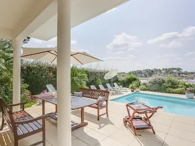 Piscine de l'établissement Holiday Home Les Pinasses by Interhome ou située à proximité