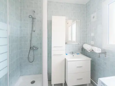 Salle de bains dans l'établissement Apartment Patguyflor-2 by Interhome