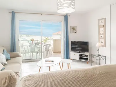 Télévision ou salle de divertissement dans l'établissement Apartment Patguyflor-2 by Interhome