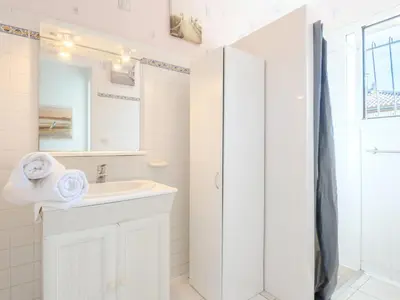 Salle de bains dans l'établissement Holiday Home Promenade des Pins by Interhome
