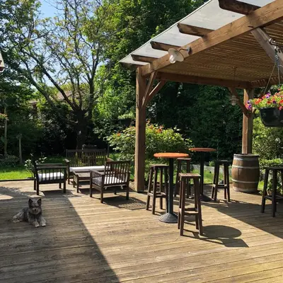 Jardin de l'établissement Logis Hôtel & Restaurant Linça