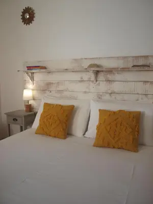 Un ou plusieurs lits dans un hébergement de l'établissement L'Estanquet Bed and Breakfast pdj offert