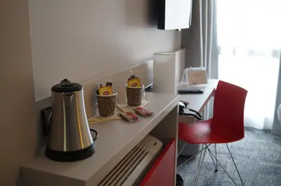 Télévision ou salle de divertissement dans l'établissement L'hôtel by JOA de Saint-Paul-Lès-Dax