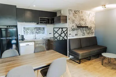 Cuisine ou kitchenette dans l'établissement Domaine de la Forge
