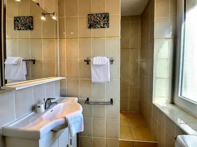 Salle de bains dans l'établissement Atlantis Hôtel