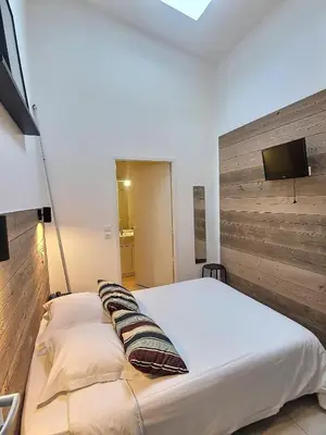 Télévision ou salle de divertissement dans l'établissement Atlantis Hôtel
