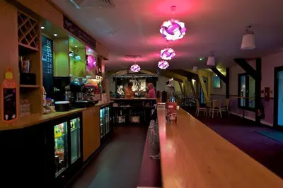 Salon ou bar de l'établissement mobilhome charme funpass et wifi inclus