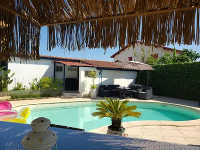 Piscine de l'établissement Studio Zure Ondoan - SPA et piscine chauffée ou située à proximité