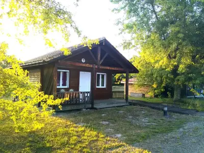 Jardin de l'établissement Camping familial les chalets d'Uza