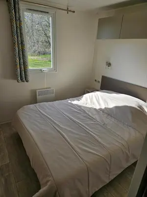 Un ou plusieurs lits dans un hébergement de l'établissement Camping familial les chalets d'Uza