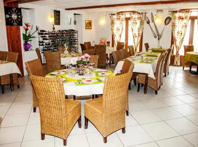 Restaurant ou autre lieu de restauration dans l'établissement Au Feu de Bois
