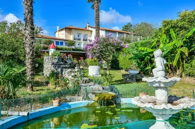 Jardin de l'établissement Logis Hôtel & Restaurant Aux Tauzins