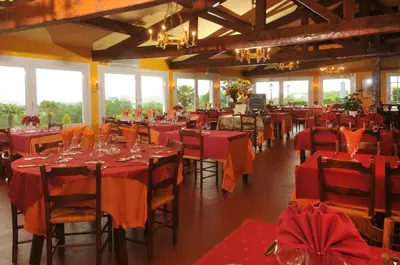Restaurant ou autre lieu de restauration dans l'établissement Logis Hôtel & Restaurant Aux Tauzins