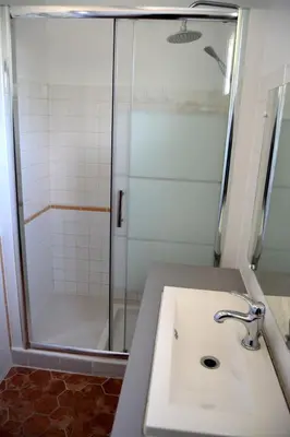 Salle de bains dans l'établissement La Maison Ratabou