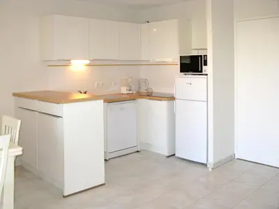 Cuisine ou kitchenette dans l'établissement Holiday Home Résidence Indigo II-1 by Interhome