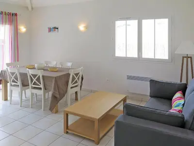 Coin salon dans l'établissement Holiday Home Résidence Plage Océane-2 by Interhome