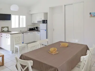Cuisine ou kitchenette dans l'établissement Holiday Home Résidence Plage Océane-1 by Interhome