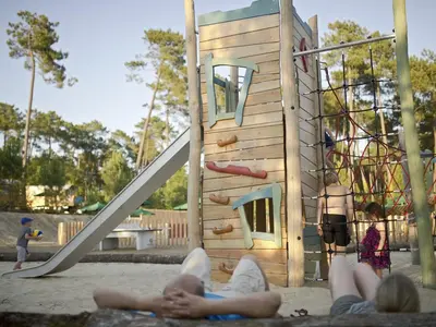 Aire de jeux pour enfants de l'établissement Huttopia Landes Sud