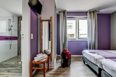 Un ou plusieurs lits dans un hébergement de l'établissement Logis Hotel de France