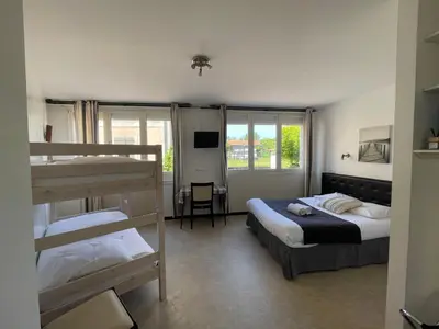 Un ou plusieurs lits dans un hébergement de l'établissement Auberge Les Mufliers - Hôtel Les Forges