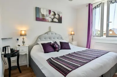 Un ou plusieurs lits dans un hébergement de l'établissement Logis Hôtel Emeraude des Bois