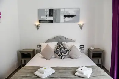 Un ou plusieurs lits dans un hébergement de l'établissement Logis Hôtel Emeraude des Bois