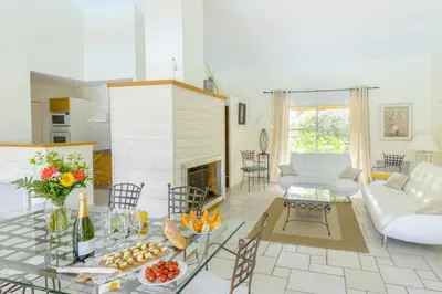 Coin salon dans l'établissement Lagrange Vacances La Clairière aux Chevreuils