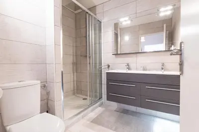 Salle de bains dans l'établissement Madame Vacances Les Palmiers du Golf Service Premium