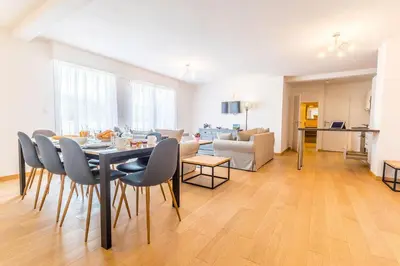 Coin salon dans l'établissement Madame Vacances Les Palmiers du Golf Service Premium