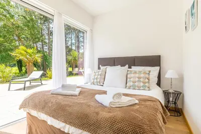Un ou plusieurs lits dans un hébergement de l'établissement Madame Vacances Les Palmiers du Golf Service Premium