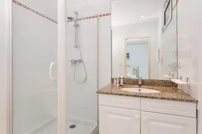 Salle de bains dans l'établissement Madame Vacances Les Dunes de la Prade