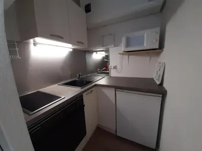 Cuisine ou kitchenette dans l'établissement Appartement rénové au 2ème étage, près de la plage à Seignosse - FR-1-239-114