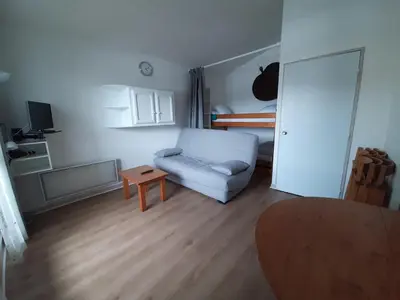Télévision ou salle de divertissement dans l'établissement Appartement rénové au 2ème étage, près de la plage à Seignosse - FR-1-239-114