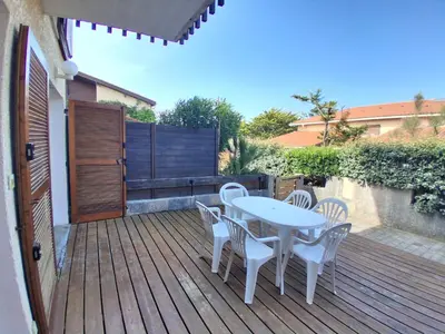 Balcon ou terrasse dans l'établissement Villa patio avec piscine, à 400m des commerces et 6km de plage - Animaux admis - FR-1-239-83