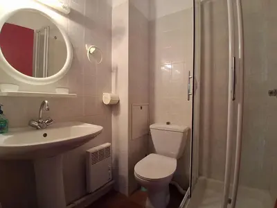 Salle de bains dans l'établissement Villa patio avec piscine, à 400m des commerces et 6km de plage - Animaux admis - FR-1-239-83