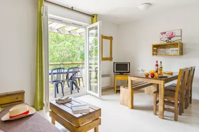 Télévision ou salle de divertissement dans l'établissement Lagrange Vacances Les Terrasses du Lac