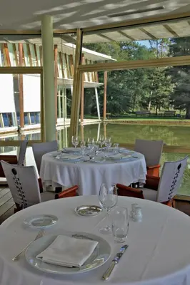 Restaurant ou autre lieu de restauration dans l'établissement Logis des Lacs d'Halco