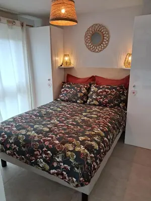 Un ou plusieurs lits dans un hébergement de l'établissement Le Patio du bourg - Studio entre lac et océan