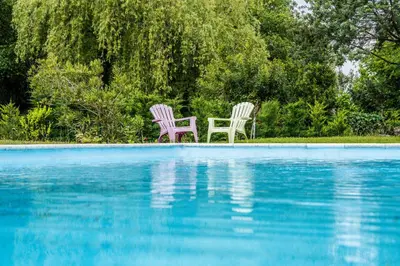 Piscine de l'établissement Logis Hôtel La crémaillère ou située à proximité