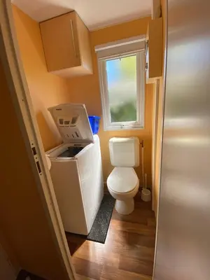 Salle de bains dans l'établissement MOBIL HOME 43 dans Camping 4 Etoiles