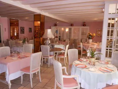 Restaurant ou autre lieu de restauration dans l'établissement Le Central