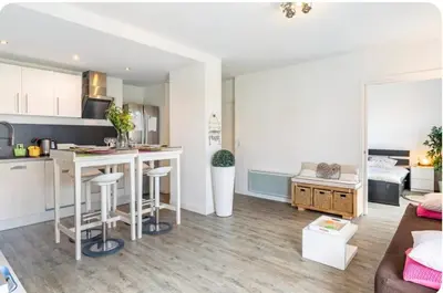 Cuisine ou kitchenette dans l'établissement Le Neptune