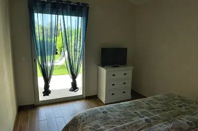 Télévision ou salle de divertissement dans l'établissement Dousoleil