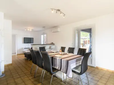 Télévision ou salle de divertissement dans l'établissement Holiday Home Petrocq by Interhome