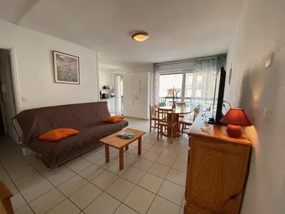 Coin salon dans l'établissement Appartement T3 à 100m de l'océan, terrasse, animaux acceptés, bien aménagé pour vacances - FR-1-379-75
