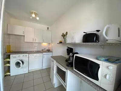 Cuisine ou kitchenette dans l'établissement Appartement T3 à 100m de l'océan, terrasse, animaux acceptés, bien aménagé pour vacances - FR-1-379-75