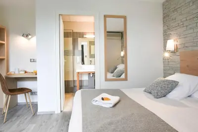 Un ou plusieurs lits dans un hébergement de l'établissement Logis Auberge du Relais - Hôtel & Restaurant